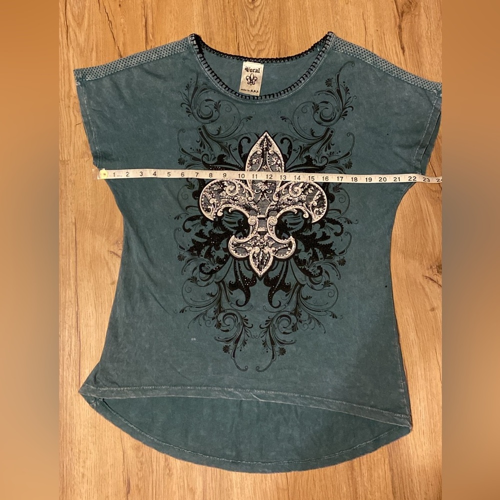 Vocal Brand Rhinestone fleur de le T Shirt. 100% cotton. Size Large. Never worn. - Picture 5 of 10